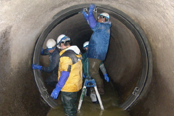【工事中】　A県発注 止水工事大口径の管路はこのように人の手で施工します。