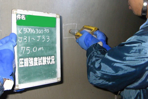 【工事中】　N市発注 下水目視調査圧縮強度試験中です。構造物の強度が数値として得られます。